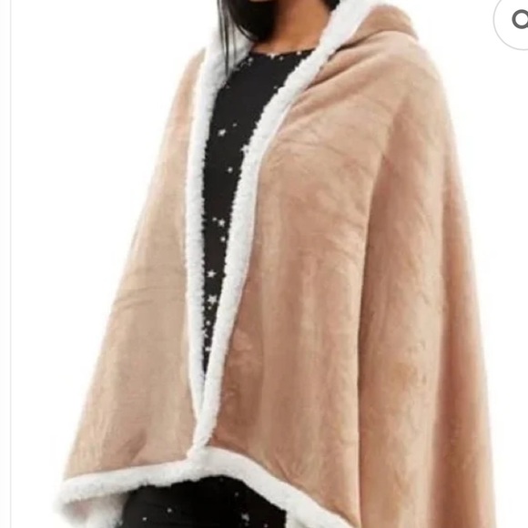 Socialite Hooded Sherpa Throw Poncho - Picture 4 of 8